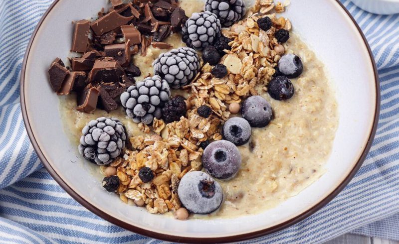 Protein Porridge mit Blaubeeren und Brombeeren